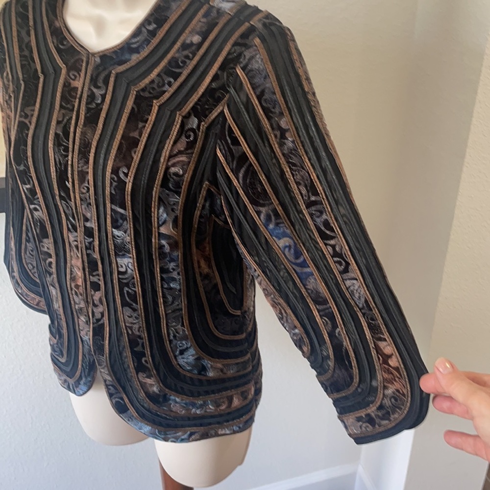 Gorgeous Jacket With Multiple Characteristics!! S… - image 4